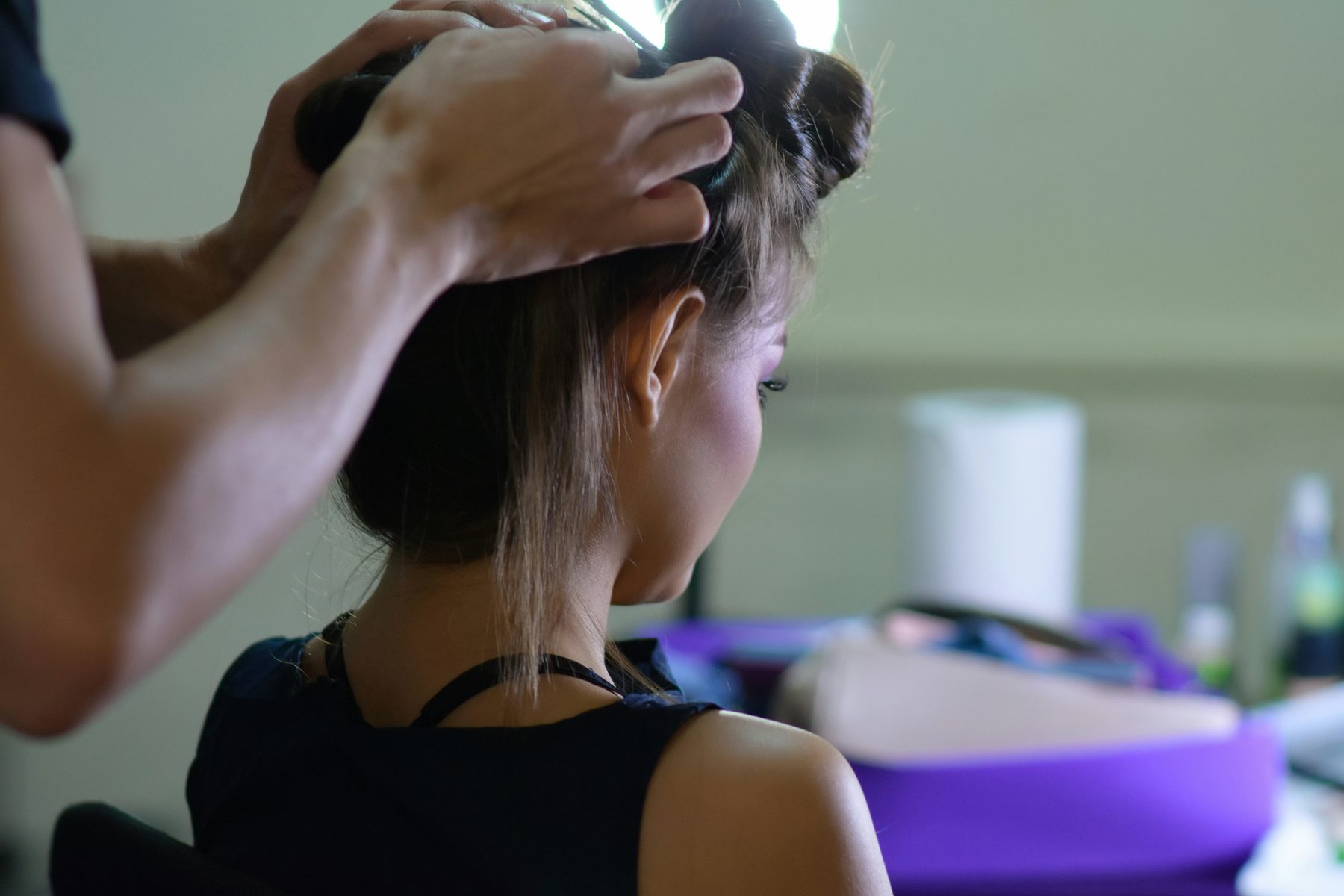 Profissional realizando técnica capilar em cliente